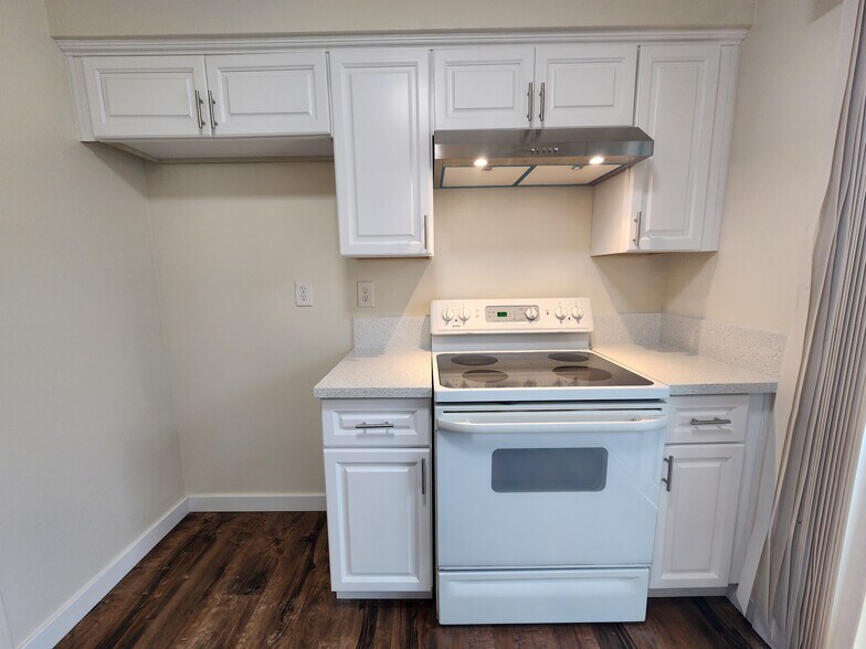 Kitchen - 431 S Simpson Ave