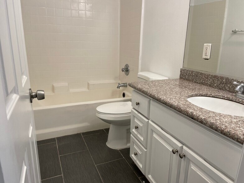 Building Photo - 16558 Paine St