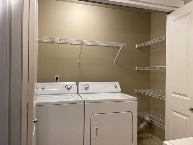 Building Photo - Stunning End Unit Townhome in desirable Redmond Ridge neighborhood; 2BD/2BA