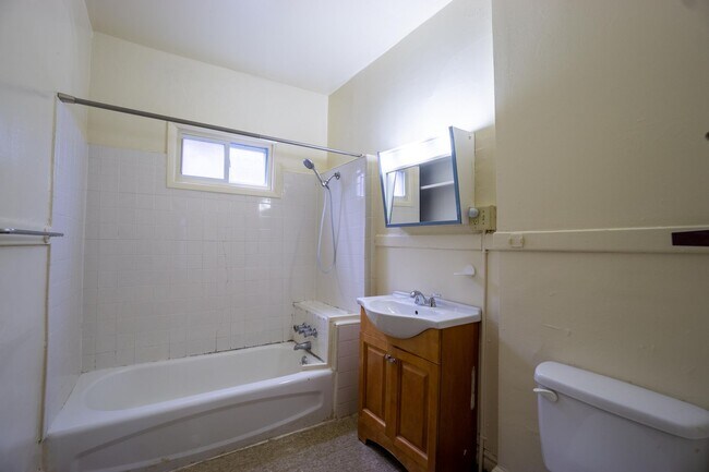 Building Photo - 3 Bed|1 Bath Apartment - 8/1/2026