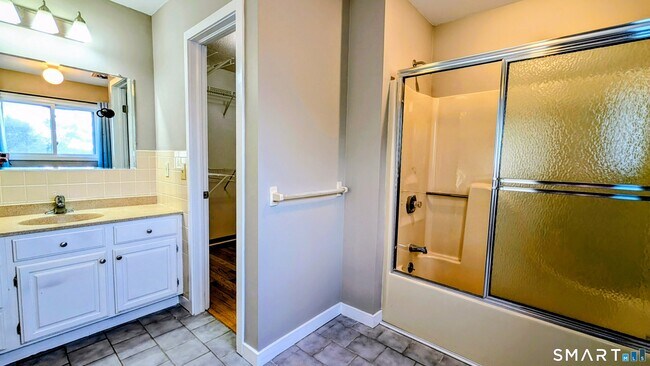 Building Photo - 10 Ledgewood Dr