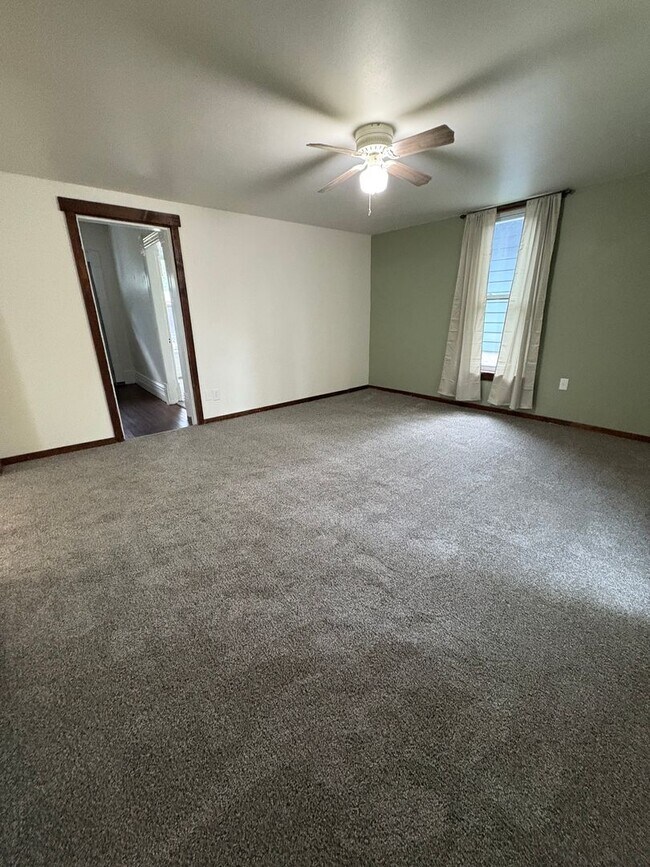 Building Photo - Charming Northside La Crosse Home