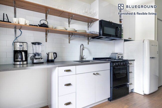 Building Photo - 108 W Chicago Ave