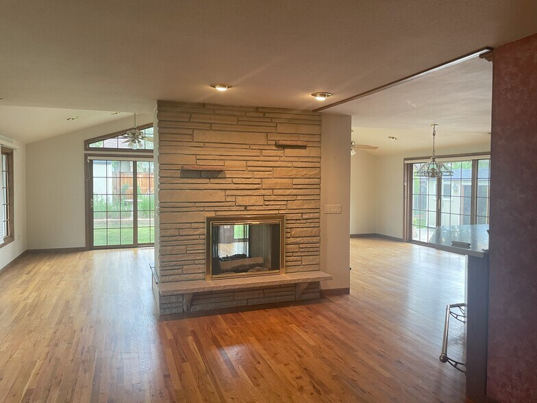 Building Photo - 501 Lois Dr