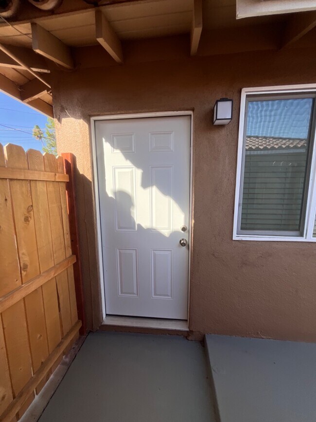 Building Photo - 1593 North Thorne Avenue