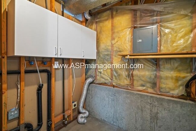 Building Photo - SANDY BEAUTIFUL 5 BED 3 BATH FAMILY HOME