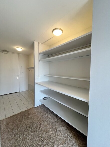 Building Photo - 4343 N Clarendon Ave