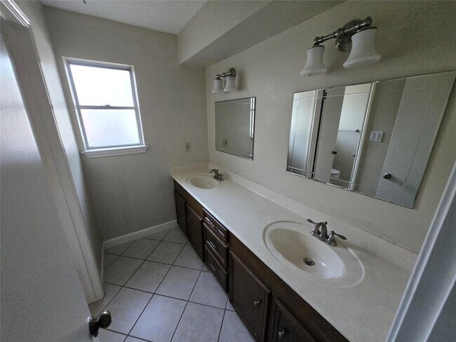 Building Photo - 4242 Honey Oaks Dr