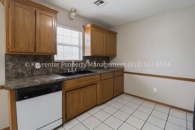 Building Photo - 1307 N Willow Dr