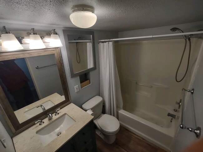 Building Photo - Located 1 block from Ocean Shores. 3bd 2ba & attached garage