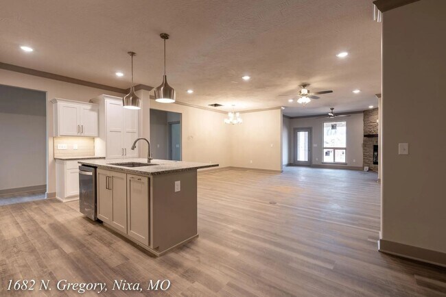Building Photo - 1682 N Gregory Dr