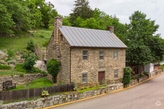Building Photo - Great in town location (more pictures coming)