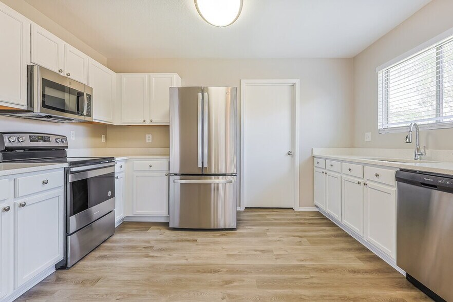 Building Photo - 2300 E Gleneagle Dr