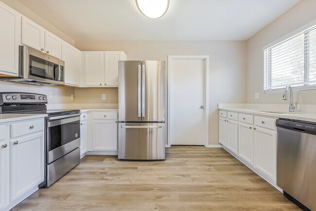 Building Photo - 2300 E Gleneagle Dr
