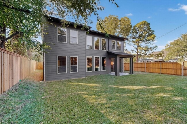 Building Photo - 1828 Highland Dr E