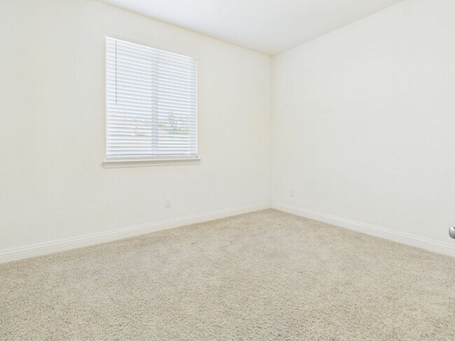 Building Photo - Spacious 5-Bedroom Solar Home in Blackstone with Resort Style Amenities