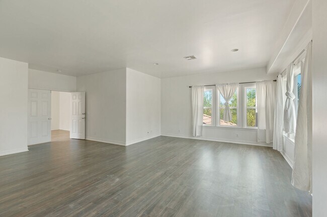 Building Photo - Elegant 5-Bedroom Estate with Pool in Prime Woodland Hills