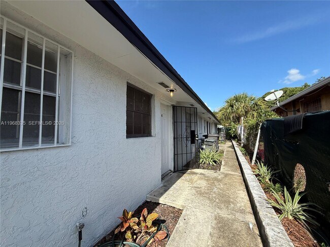 Building Photo - 817 5th St