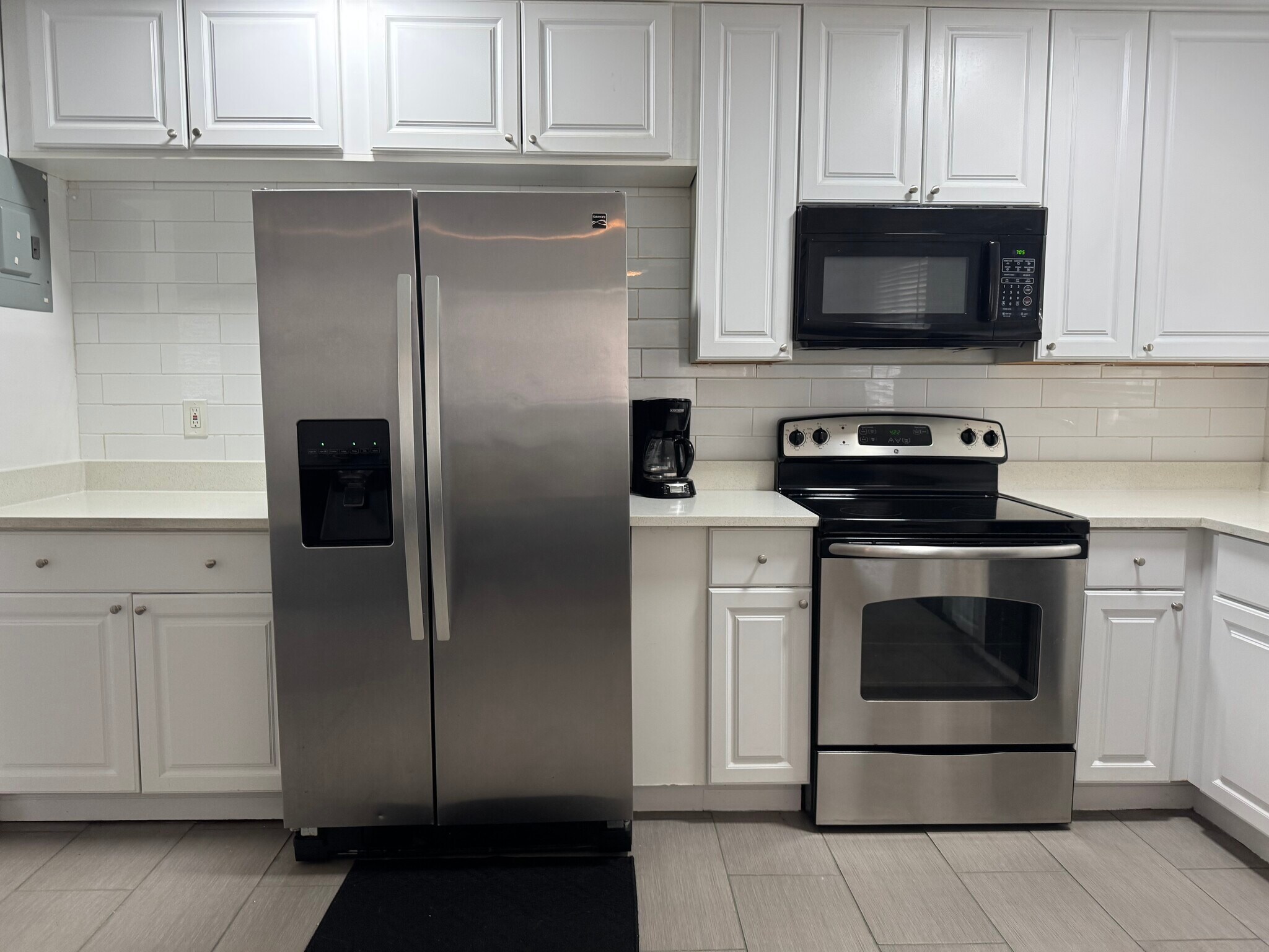 Building Photo - 1214 NE 5th Ter