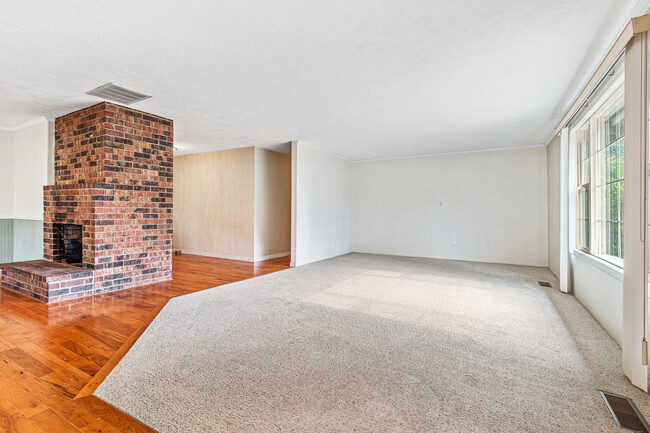 Building Photo - 475 Sutter Ave