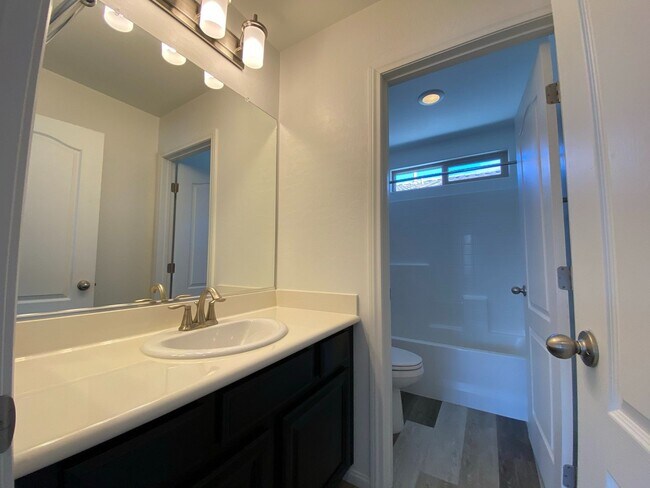 Building Photo - Gorgeous Home in Gated Community!