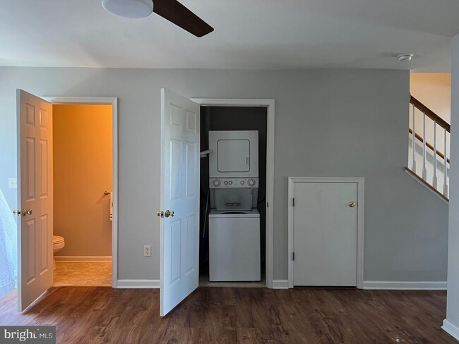 Building Photo - 406 S Spinnaker Ln