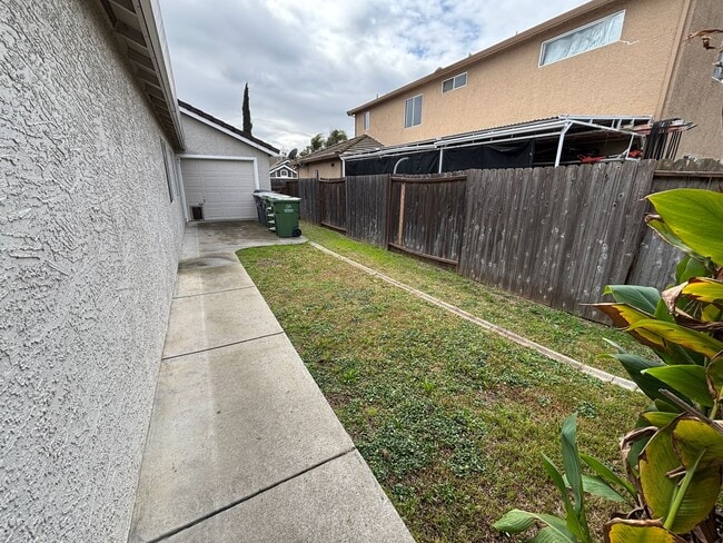 Building Photo - Sharp Home!