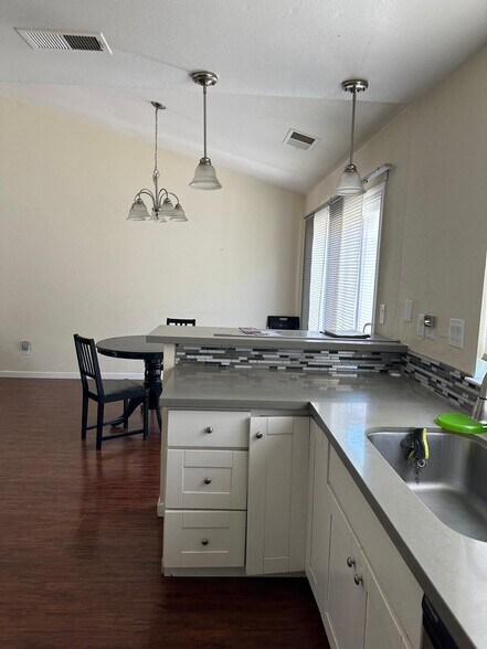 Building Photo - 2118 Alexander Way