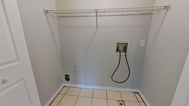 Building Photo - Desirable 2 beds/1.5 bath, first floor uni...