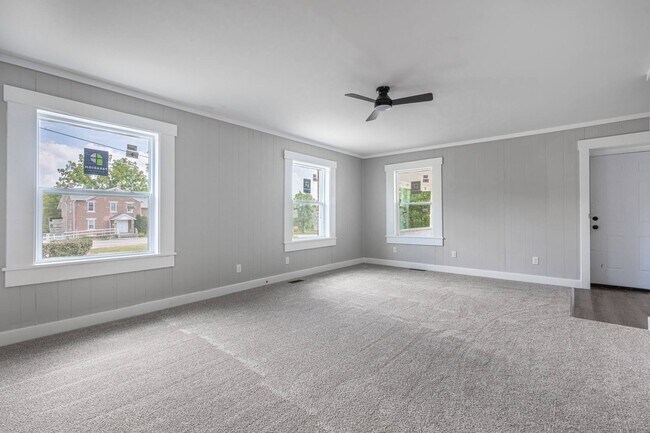 Building Photo - Welcome to this charming 3-bedroom, 1-bath...