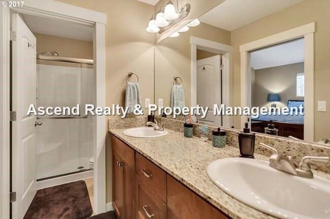 Building Photo - **Move In Special** Heart of Hillsboro HiTech 3 Bed Townhome Attached Garage 1 Small Pet w/Pet Rent