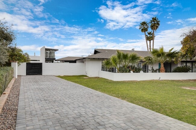 Building Photo - Mid-century modern home in Arcadia with pr...