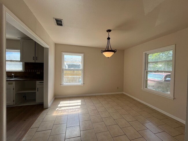 Building Photo - LINDALE PARK WITH EXTRA SQUARE FOOTAGE!!
