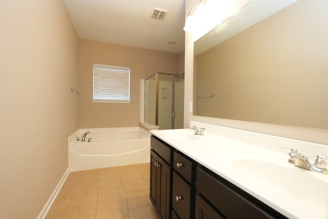 Building Photo - Spacious 5-Bedroom Home in Mooresville with Open Floor Plan & Loft!