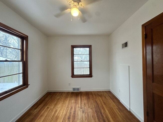 Building Photo - Two Bedroom One Bathroom Available in Battle Creek