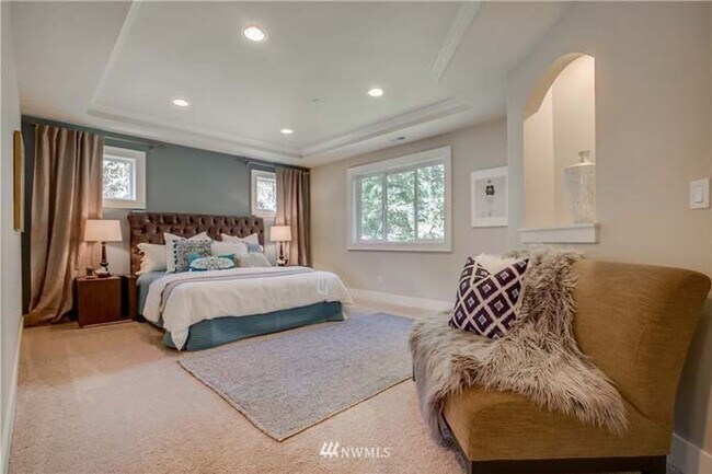 Building Photo - Beautiful 5 Bedroom 4 Bathroom Home in Lake Forest Park!