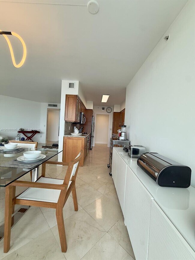 Building Photo - 16400 Collins Ave