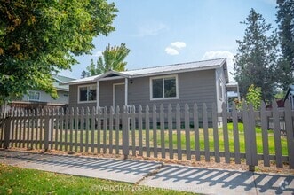 Building Photo - Bright and spacious 2 bedroom home!