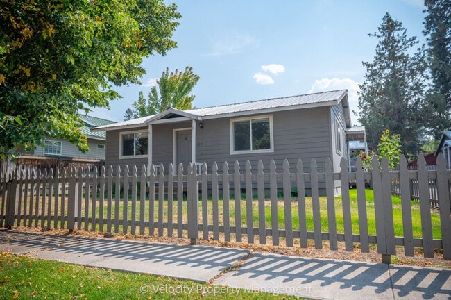 Primary Photo - Bright and spacious 2 bedroom home!