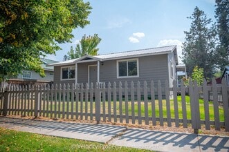 Building Photo - Bright and spacious 2 bedroom home!