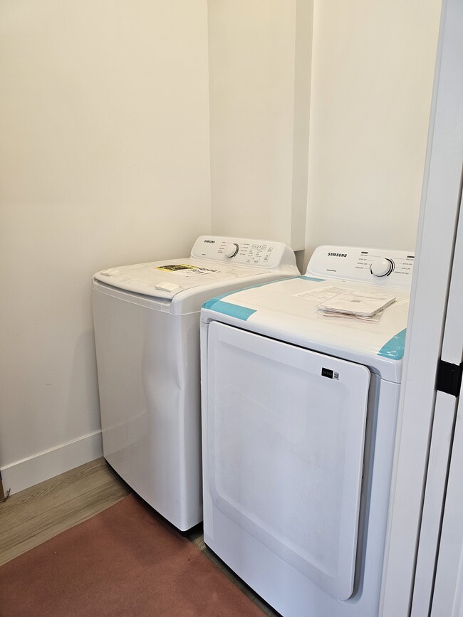 Building Photo - 886 Barri Dr