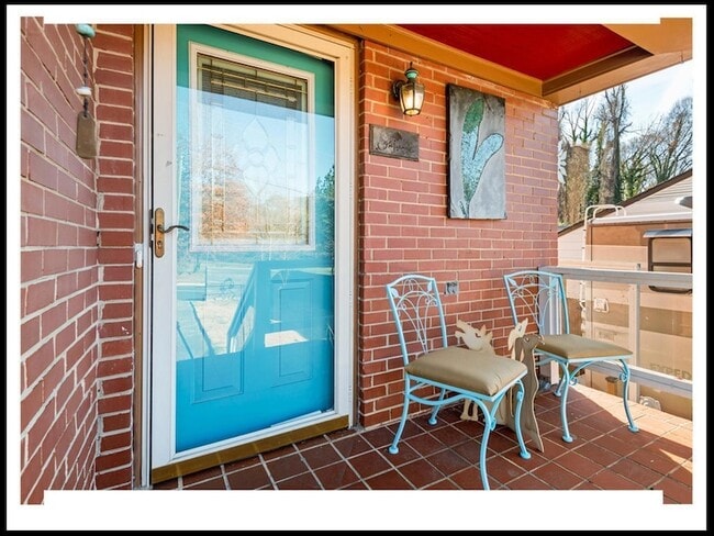 Building Photo - 112 E Lawson St