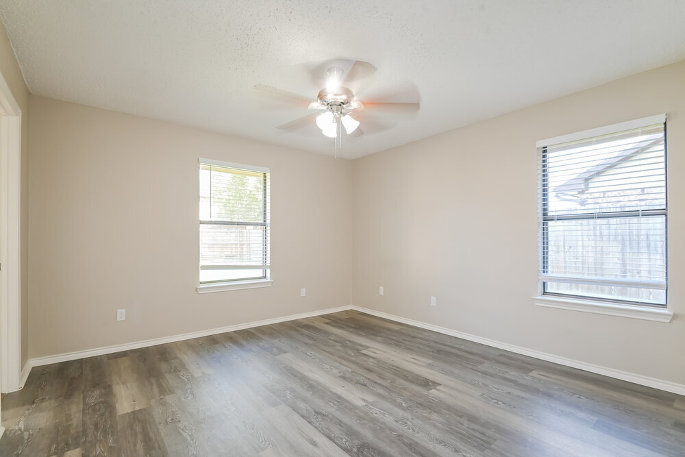 Building Photo - 302 Memorial Dr