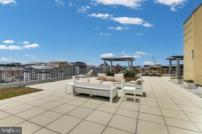 Building Photo - 1 Scott Cir NW