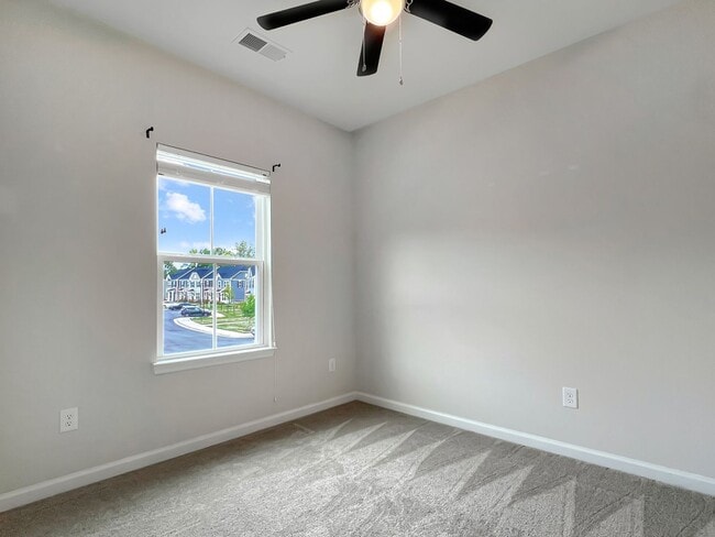 Building Photo - Move-In Ready Townhome with Finished Basem...