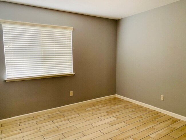 Building Photo - $2,350 Milburn & Herndon, 4 Bedroom Home -...