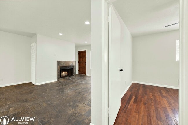 Building Photo - Golden Hill Gem: 2BR/1BA with Fireplace & ...