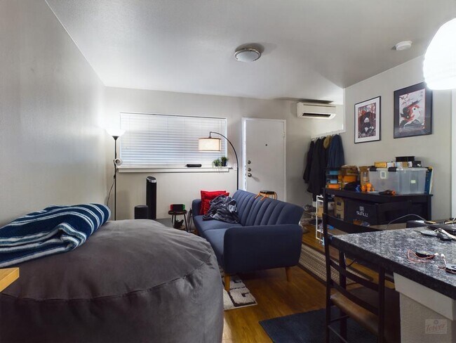 Building Photo - 304 E 33rd St