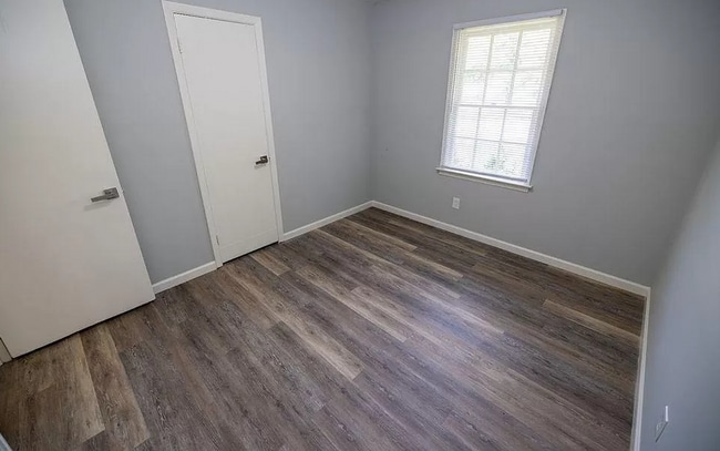 Building Photo - Beautiful home available today!