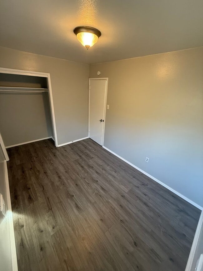 Building Photo - FREE 50in FLAT SCREEN TV Move in Special!!...